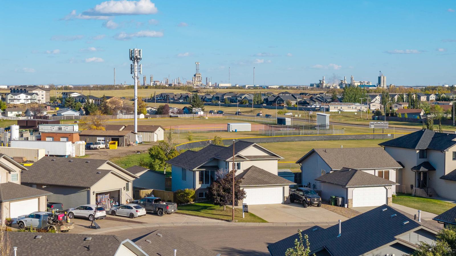 Neighbourhood & city skyline
