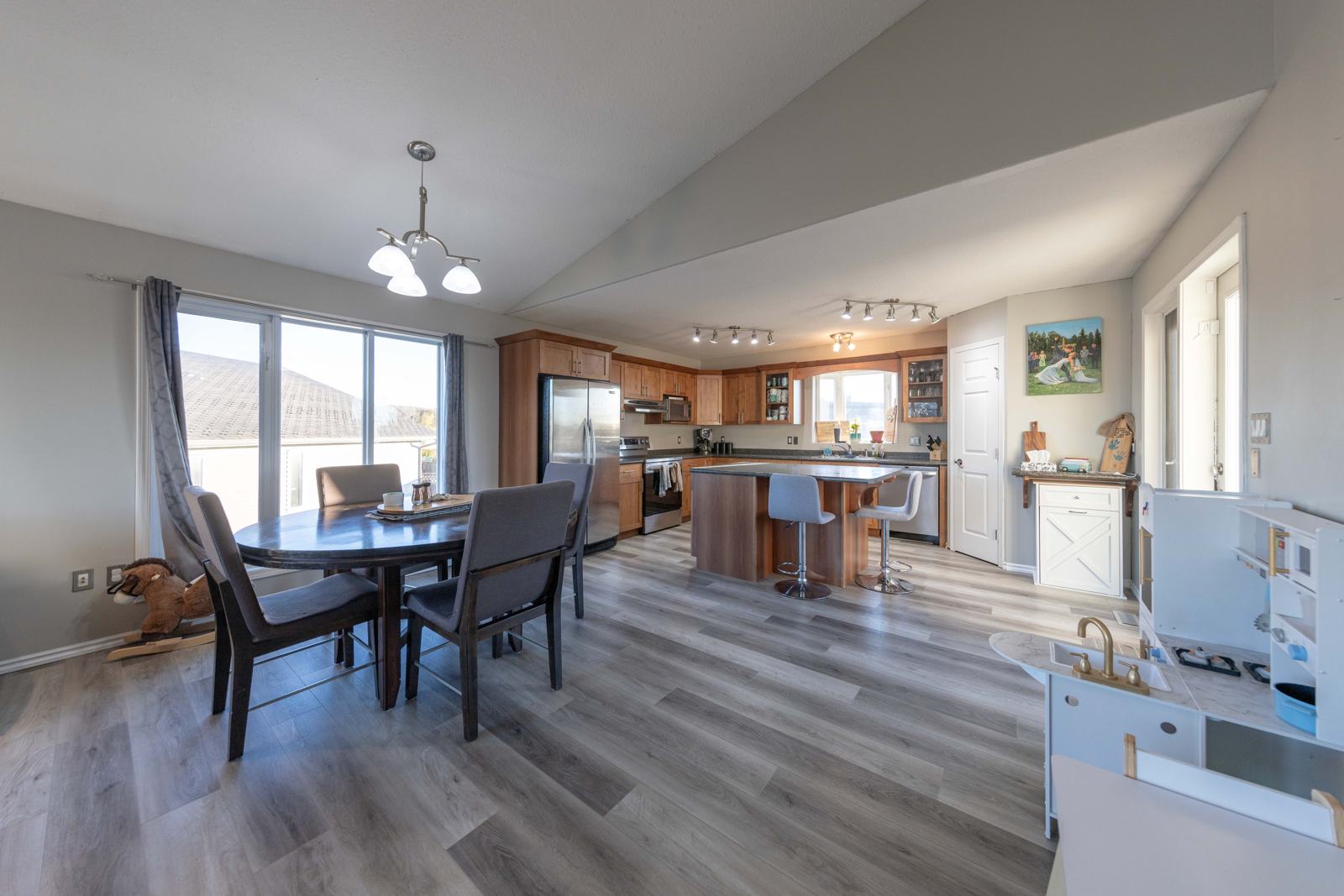 Dining area & kitchen